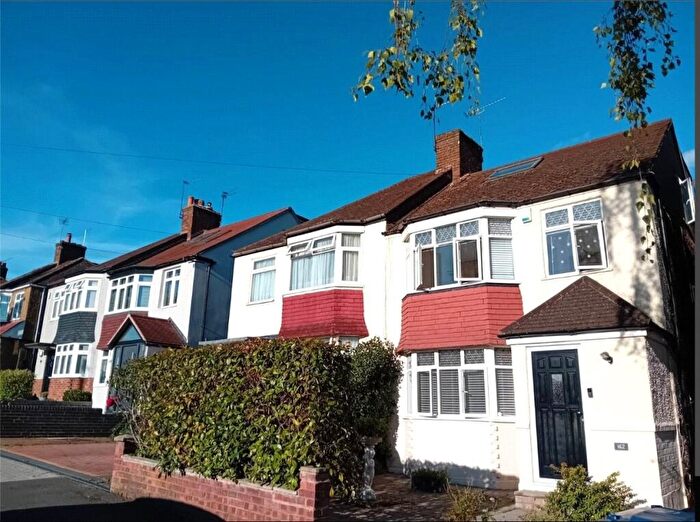 Semi-Detached House To Rent In Sherrards Way, Barnet, Hertfordshire, EN5
