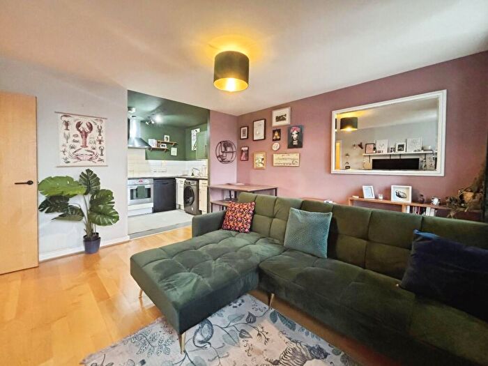 1 Bedroom Apartment For Sale In Umbriel Place, London, E13
