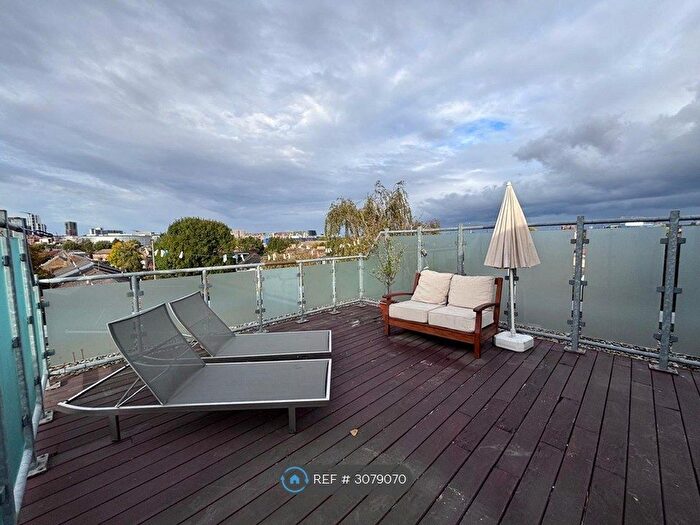 2 Bedroom Flat To Rent In Blue Building, London, SE10