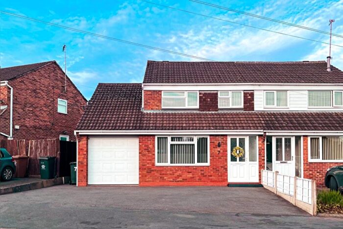 3 Bedroom Semi-Detached House For Sale In Chiltern Road, Swadlincote, DE11
