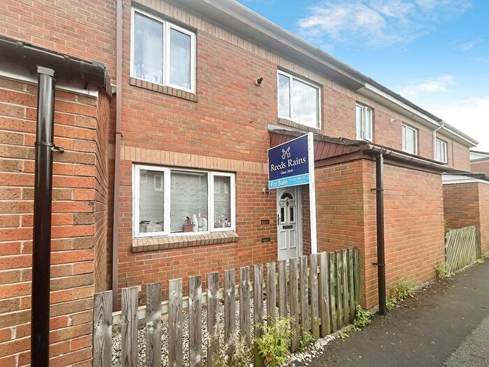 2 Bedroom Terraced House For Sale In Edale Bank, Glossop, Derbyshire, SK13
