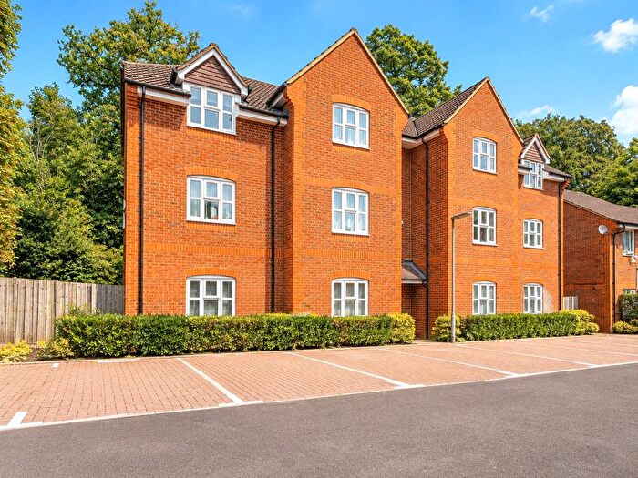 2 Bedroom Flat For Sale In Hanger Court, Knaphill, Woking, GU21