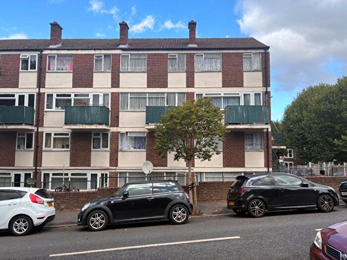 3 Bedroom Maisonette For Sale In Flat Jerningham Court, Ommaney Road, London, SE14