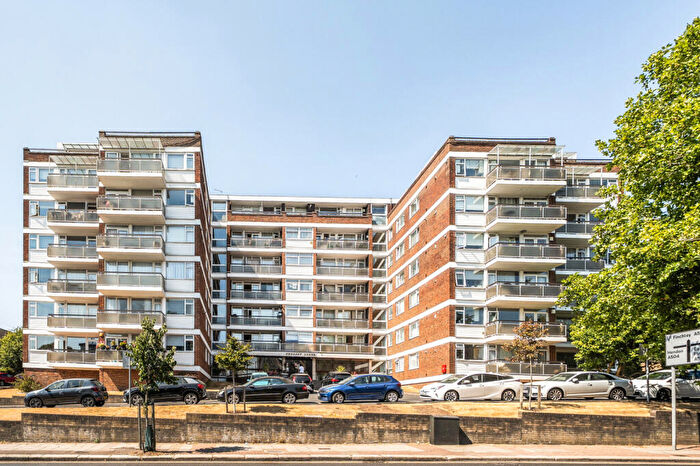 1 Bedroom Apartment For Sale In Regents Park Road, London, N3