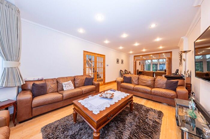 4 Bedroom Detached House For Sale In Hillcrest Avenue, Edgware, HA8