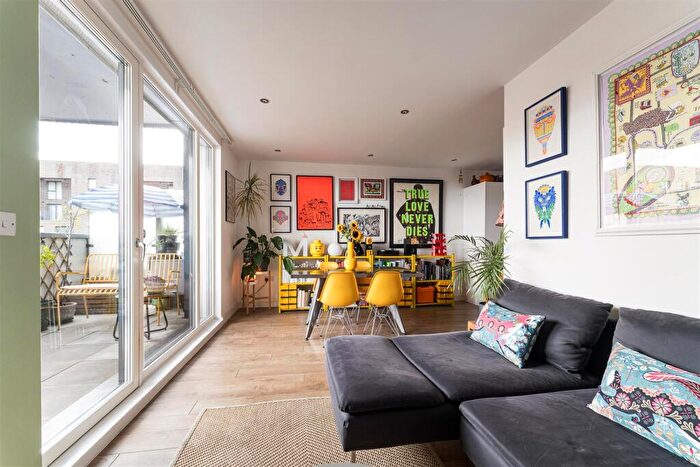 2 Bedroom Flat For Sale In Nicholson Square, Bromley By Bow, E3