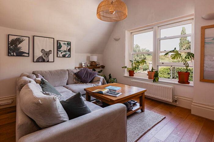 2 Bedroom Apartment For Sale In Coopers Hill Road, Nutfield, Redhill, RH1