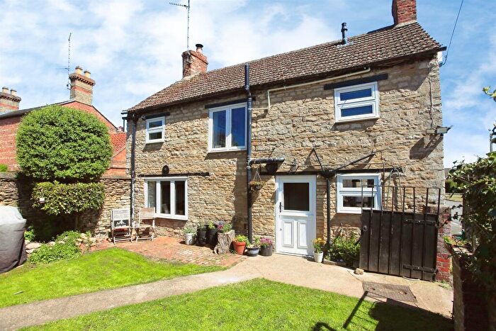 3 Bedroom Character Property For Sale In Chestnut Close, Peakirk, Peterborough, PE6