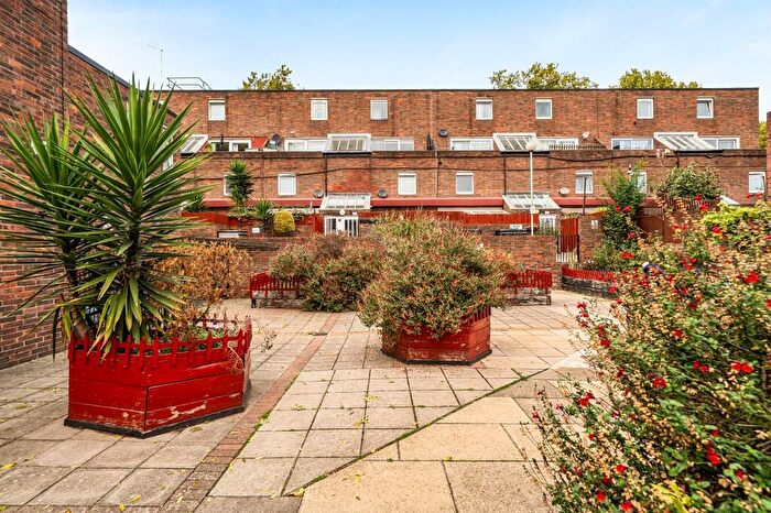 3 Bedroom Flat For Sale In Sanders Way, London, N19