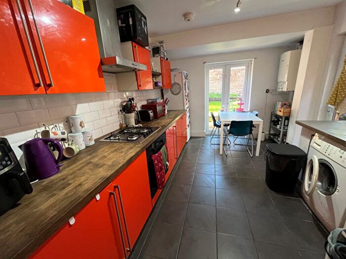 3 Bedroom Semi-Detached House To Rent In Burlington Road, Polygon, SO15