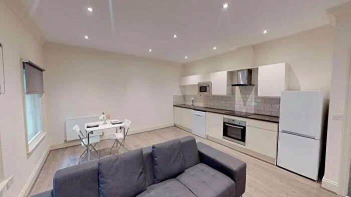 2 Bedroom Flat To Rent In Flat, St James Row, S1