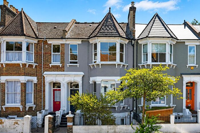 2 Bedroom Maisonette For Sale In Ickburgh Road, London, E5