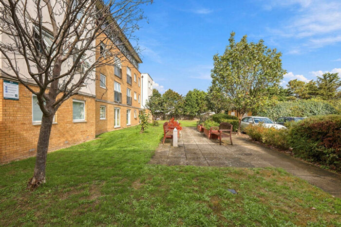 1 Bedroom Apartment For Sale In Kenway, Southend-on-sea, SS2