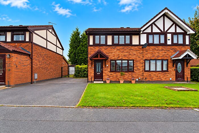 3 Bedroom Semi-Detached House For Sale In Martingale Way, Droylsden, M43