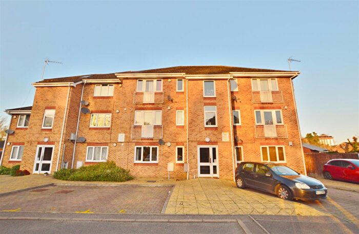 2 Bedroom Flat For Sale In Tyndale Mews, Slough, SL1