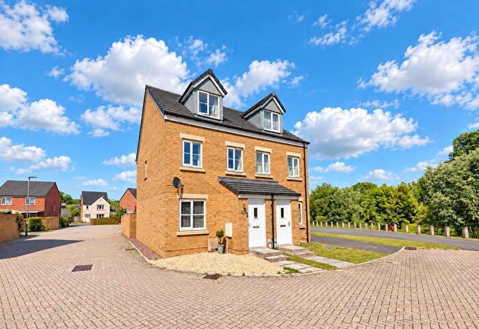 3 Bedroom Semi-Detached House For Sale In Town Farm Road, Newent, GL18