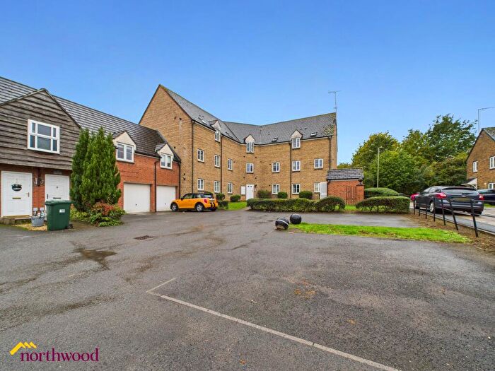 2 Bedroom Flat For Sale In Sir Henry Jake Close, Banbury, OX16