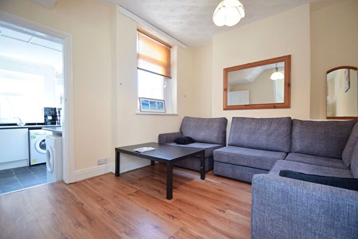 3 Bedroom Flat To Rent In May Street, Cathays, CF24