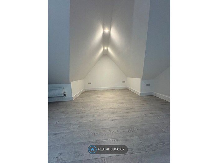 Studio To Rent In Tottenhall Road, London, N13