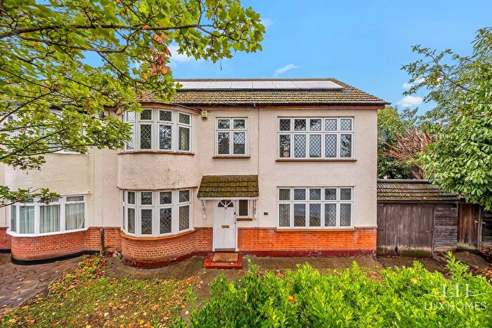 4 Bedroom Semi-Detached House For Sale In Hazelmere Gardens, Hornchurch, RM11