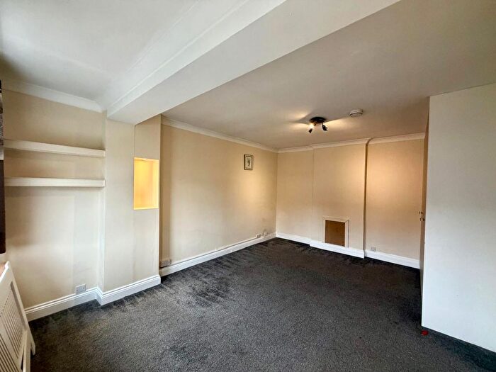 5 Bedroom Semi-Detached House To Rent In Bryony Close, Uxbridge, UB8