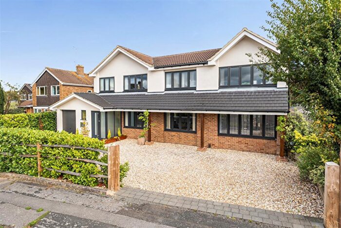 4 Bedroom Detached House For Sale In Wren Close, Yateley, Hampshire, GU46