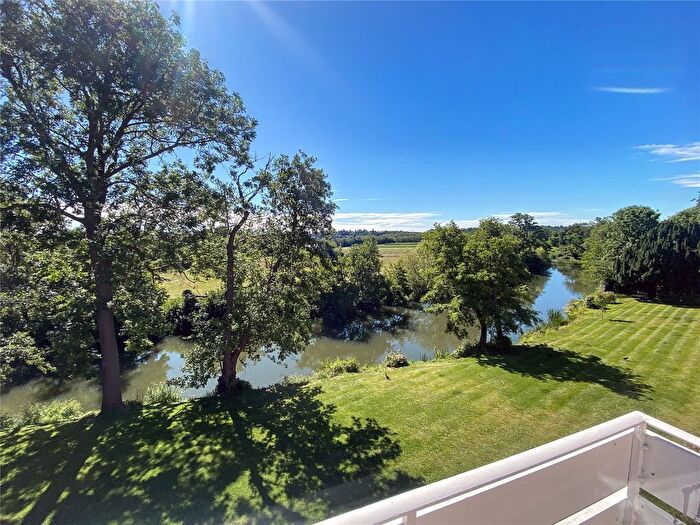 2 Bedroom Flat For Sale In Kingfisher Close, Hersham, KT12