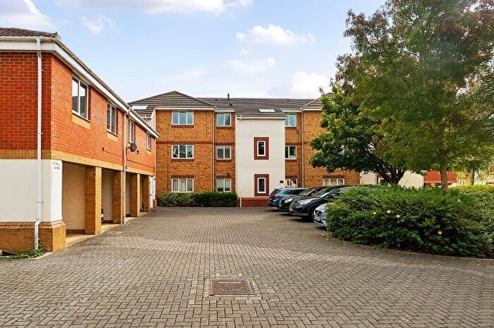 2 Bedroom Apartment For Sale In Redshank Court, Thatcham, RG19