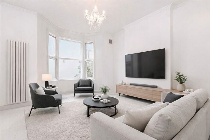2 Bedroom Flat For Sale In Beuclerc Road, Hammersmith, W6