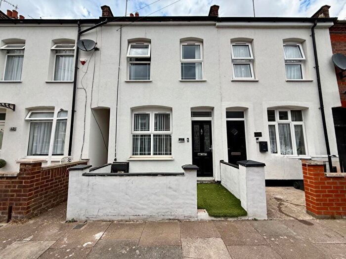 2 Bedroom Semi-Detached House For Sale In Norman Road, Luton, LU3