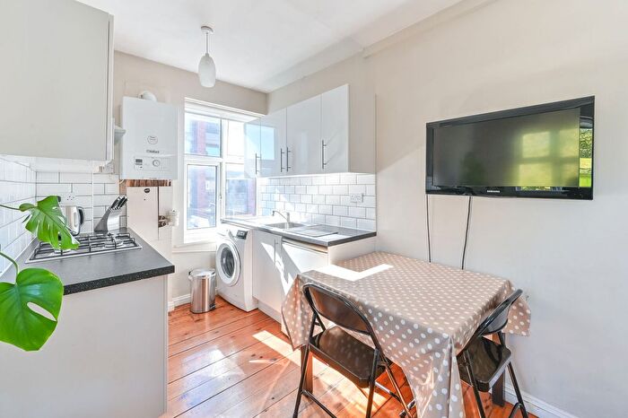 2 Bedroom Flat To Rent In Effra Court, Brixton, London, SW2