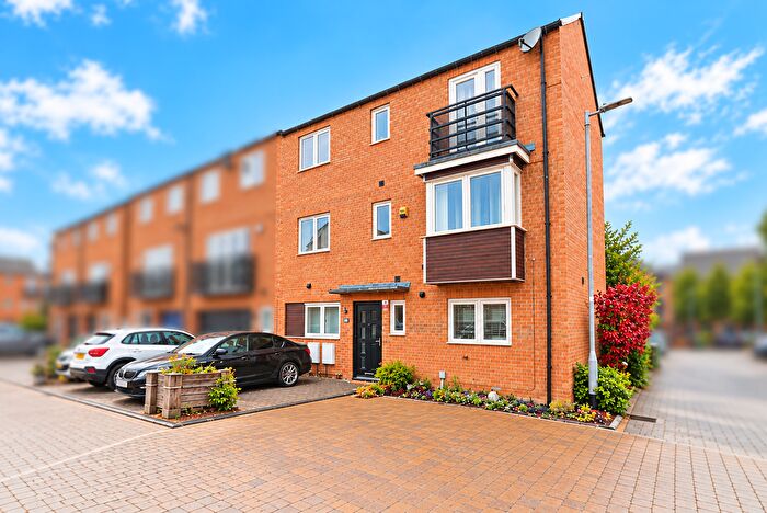 5 Bedroom End Of Terrace House For Sale In Warren House Road, Castleford, WF10