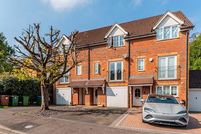 3 Bedroom Terraced House For Sale In Bascombe Grove, Crayford, Dartford, Kent, DA1