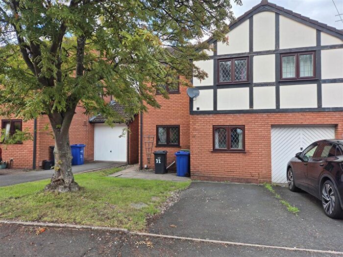 3 Bedroom Semi-Detached House To Rent In Sandyacre Way, Stourbridge, DY8