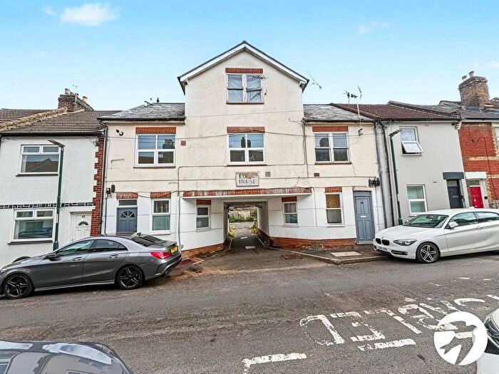 1 Bedroom Flat To Rent In Grove Road, Chatham, Kent, ME4