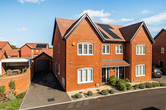 4 Bedroom Semi-Detached House For Sale In Huntley Way Finchampstead, Berkshire, RG40