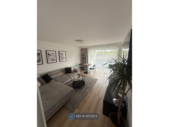 2 Bedroom Flat To Rent In Hamilton Court, Taunton, TA1