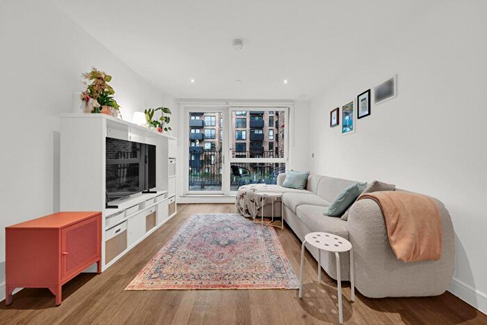 2 Bedroom Flat For Sale In Conduit Way, Leyton, E10
