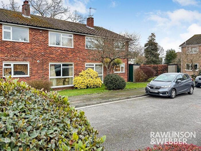 2 Bedroom Maisonette For Sale In Warwick Gardens, Thames Ditton, KT7