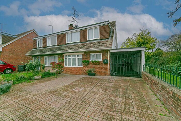 3 Bedroom Semi-Detached House For Sale In Turnpike Drive, Luton, LU3