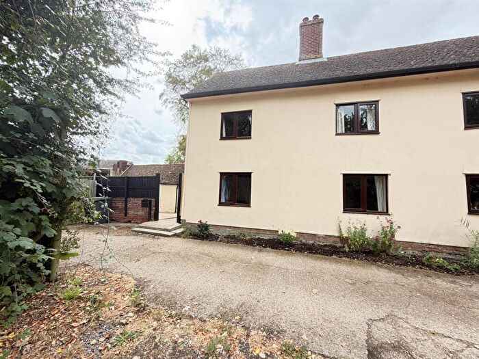 3 Bedroom Semi-Detached House To Rent In Southolt, IP23