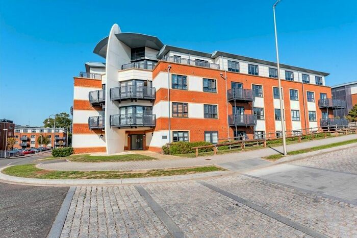 2 Bedroom Flat To Rent In Wallis Square, Farnborough, Hampshire, GU14