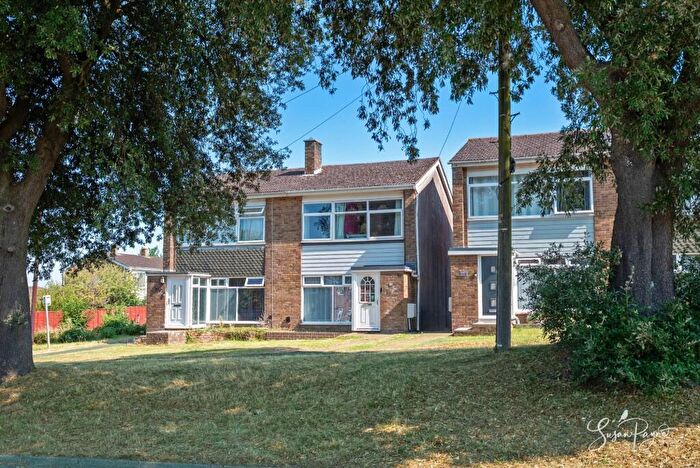 3 Bedroom Semi-Detached House For Sale In Staplers Road, Newport, PO30