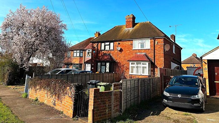 3 Bedroom Semi-Detached House To Rent In Old Farm Road, GU1