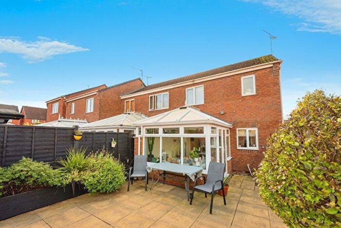 3 Bedroom End Of Terrace House For Sale In Brecon Avenue, Worcester, WR4