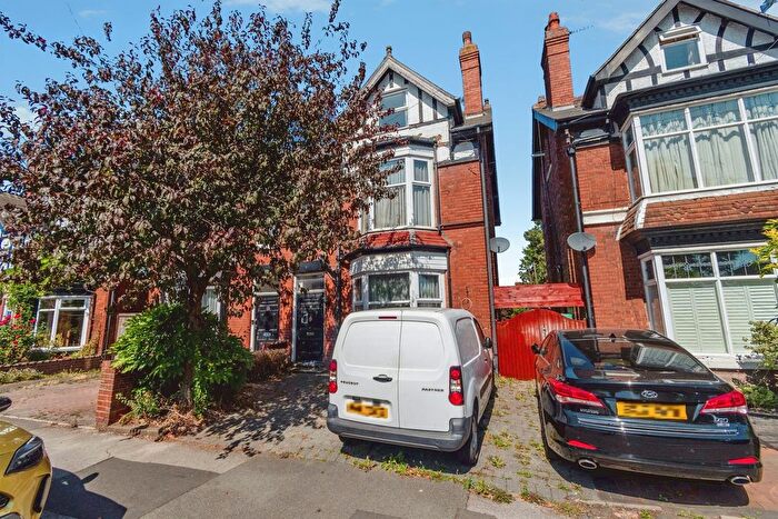 5 Bedroom Semi-Detached House For Sale In The Crescent, Walsall, WS1