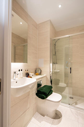 3 Bedroom Flat To Rent In Fizzy Ea A - Silvertown Way, London, E16