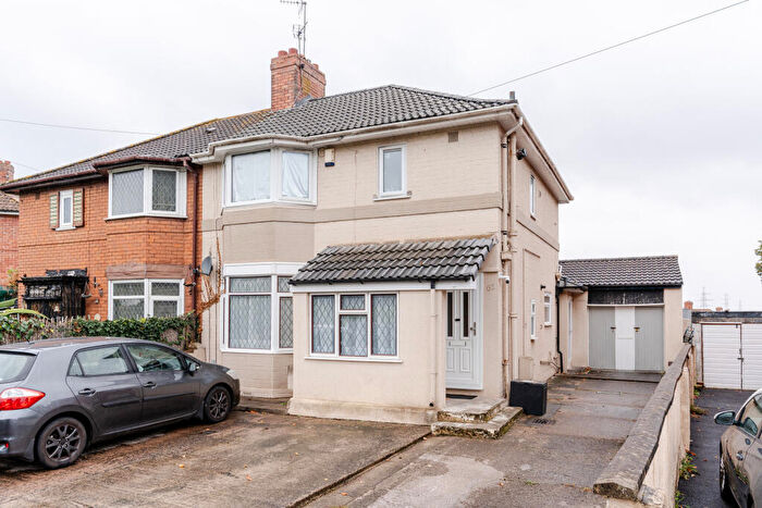 2 Bedroom Flat For Sale In Old Barrow Hill, Shirehampton, Bristol, BS11