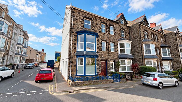 6 Bedroom End Of Terrace House For Sale In Marine Road, Barmouth, LL42