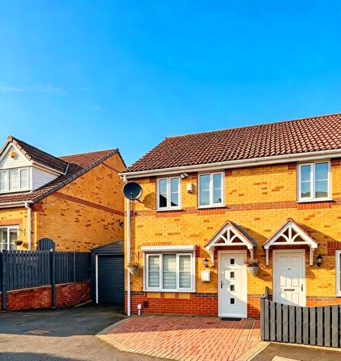 3 Bedroom Semi-Detached House For Sale In Wentworth Crescent, Bradford, BD4